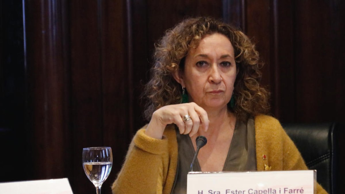 Pla mitjà de la consellera de Justícia, Ester Capella, compareixent en comissió al Parlament.