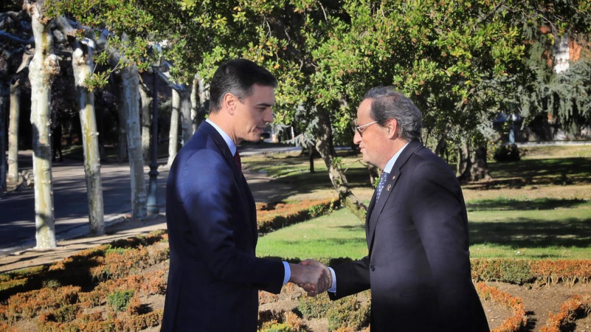 El presidente Pedro Sánchez y Quim Torra, en los jardines de la Moncloa el pasado 26 de febrero de 2020.