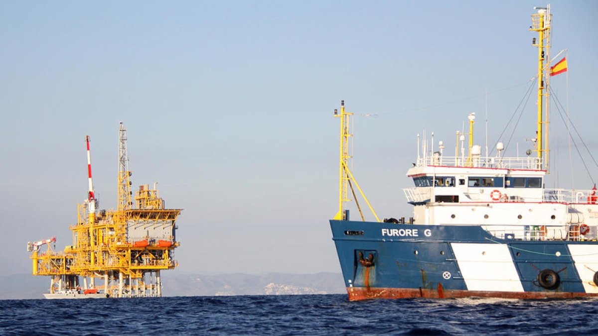 Barco de vigilancia en torno a la plataforma marina del proyecto Castor, en una imagen de archivo. (horizontal)