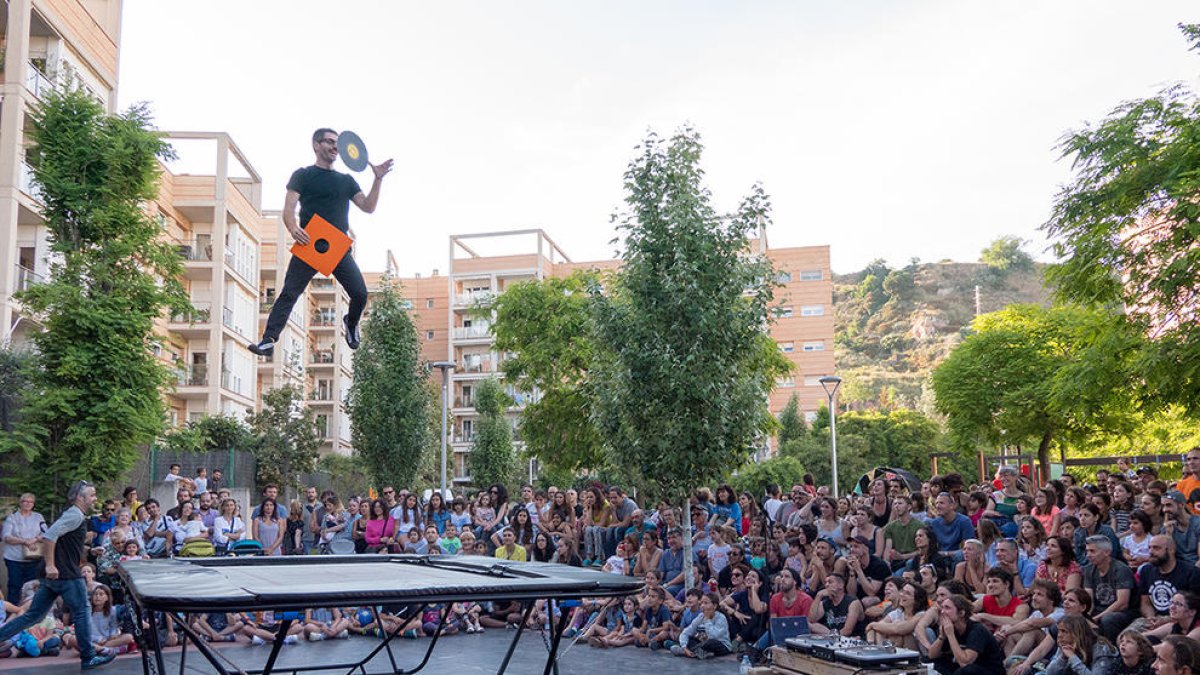 Espectáculo 'Back tono the Classics', de la compañía Planeta Trampolín, que visitará Bellver de Cerdanya este verano.