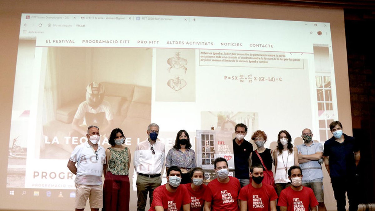 Fotografia de família dels organitzadors i col·laboradors del FITT Noves Dramatúrgies després de la presentació de la setena edició a Tarragona.