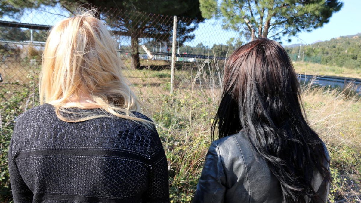 Dues noies a la carretera a la Jonquera on exerceixen la prostitució