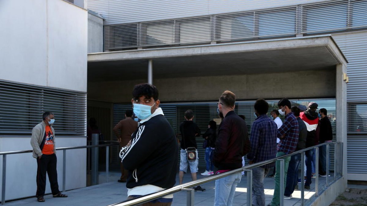 Treballadors de Padesa fent cua al CAP de Roquetes per fer-se el PCR arran d'un rebrot a l'empresa.