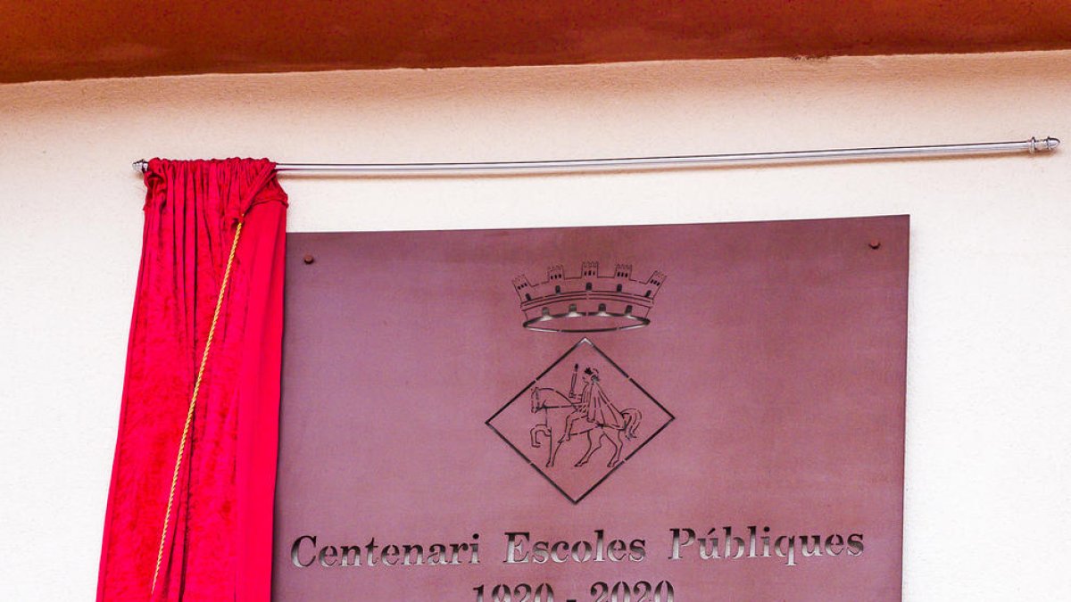 Imagen de la placa conmemorativa de este centenario de las Escoles Públiques (1920-2020).
