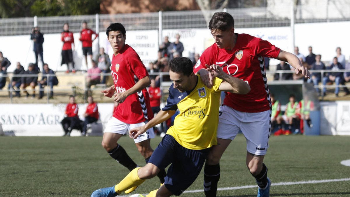 Una de las jugadas del último partido disputado por la Pobla contra el Castelldefels.