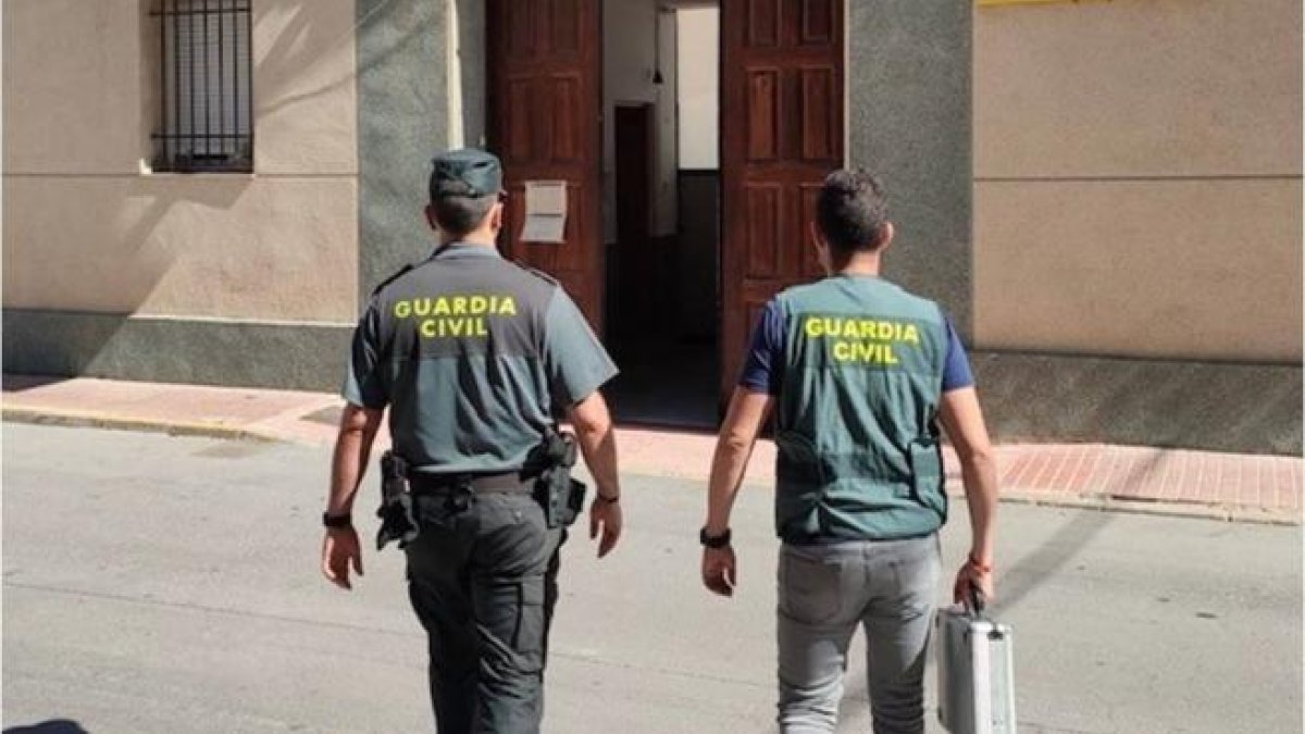 Imatge de dos agents de la Guardia Civil