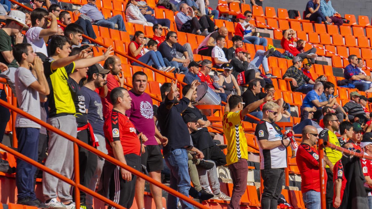 Afición en el Nou Estadi.