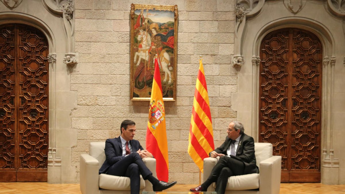 Los presidentes Quim Torra y Pedro Sánchez, durante la reunión en el Palau de la Generalitat.