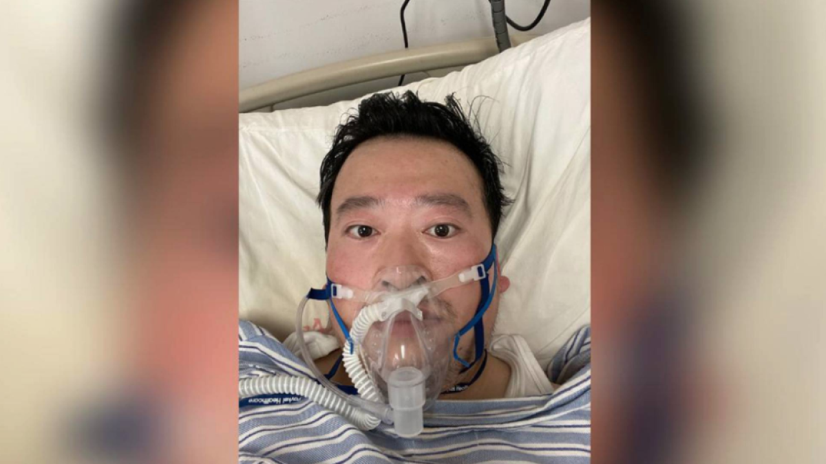 El oftalmólogo Le Wenliang ingresado en el hospital.