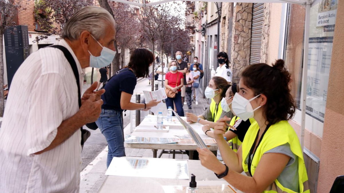 Un veí de Trinitat Vella en una de les carpes del cribratge massiu al barri.