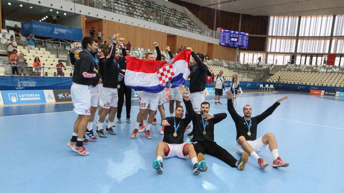 La selección de Croacia de balonmano, celebra la victoria en el Palau d'Esports en los Juegos Mediterráneos.