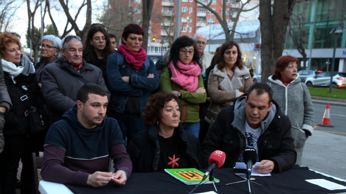Plano medio de los tres investigados -Edgar Fernández, Mariona Quadrada y Ricard Aragonès- durante la lectura de un comunicado ante los juzgados de Reus.