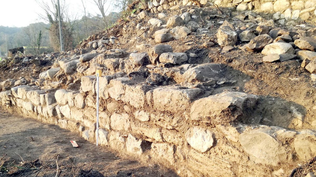 Los muros conservados de la casa fuerte en Fares.