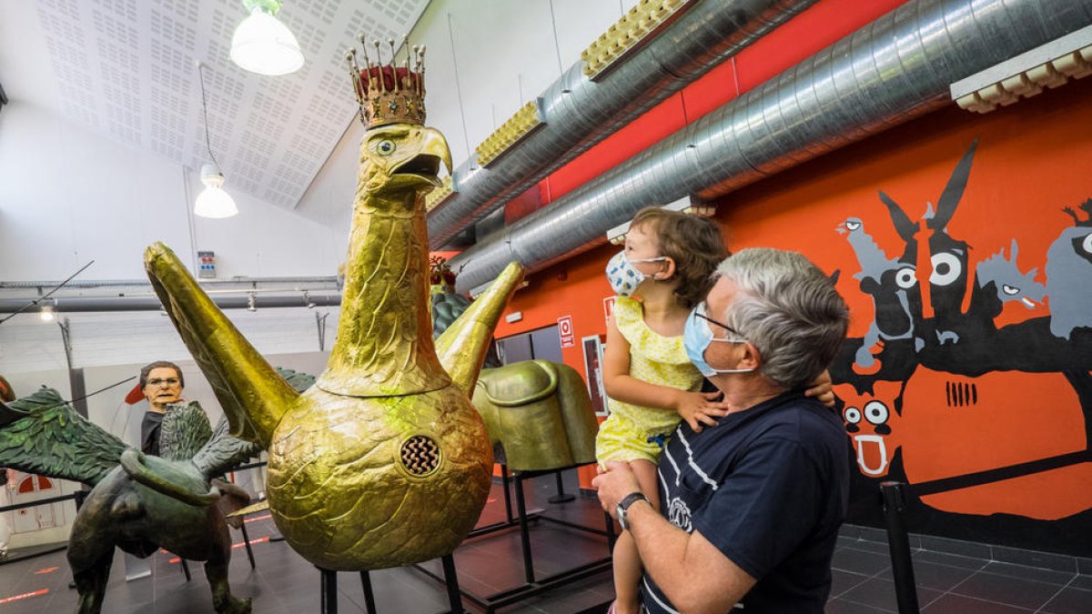 Una niña delante del Águila de Tarragona.