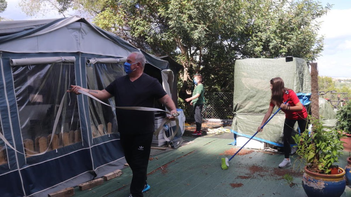 Una de las familias que el primer día ya ha ido al camping Trillas de Tamarit para limpiar y poner a punto la caravana.