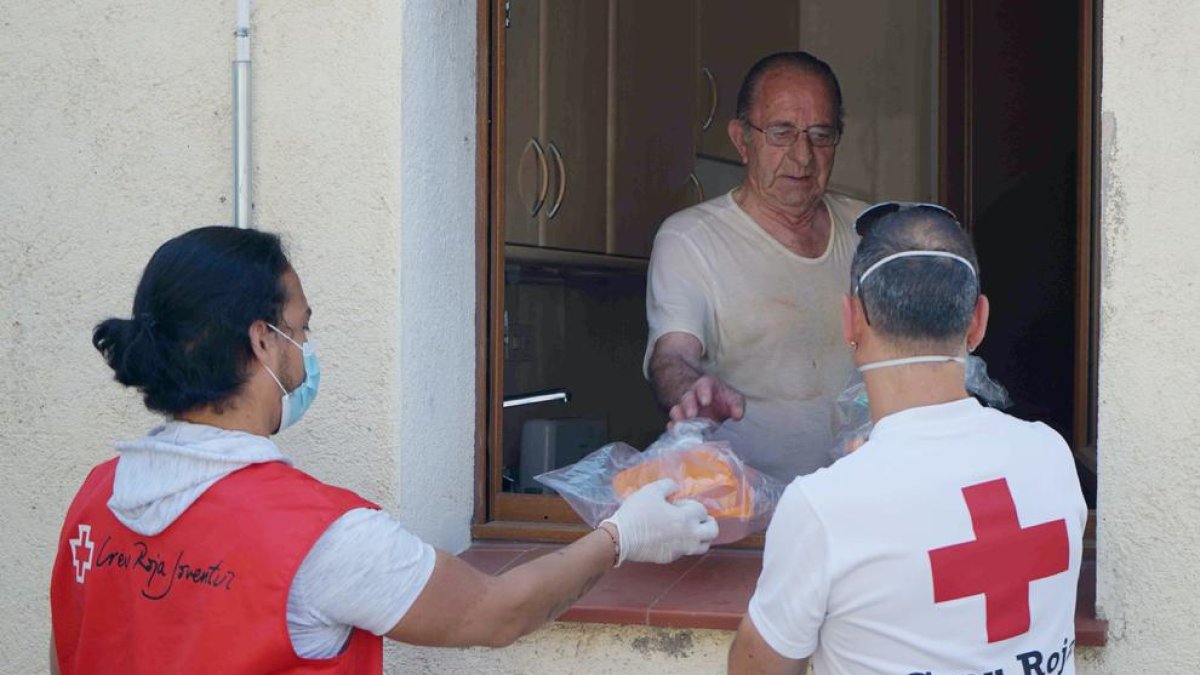 Un hombre recibe atención por parte de la Cruz Roja.