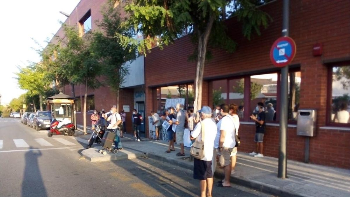 Imatge d'una de les concentracions de protesta davant del CAP de la Granja promoguda per un grup de veïns.