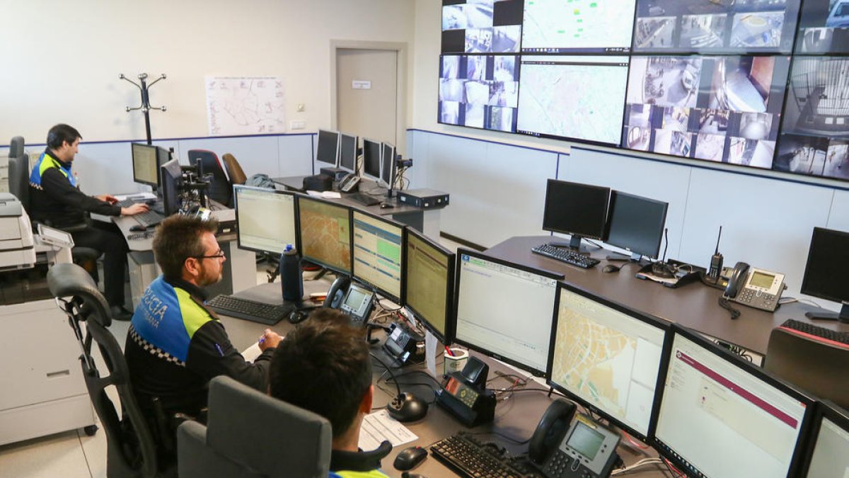 Una imagen de archivo de la sala de control de la policía local.