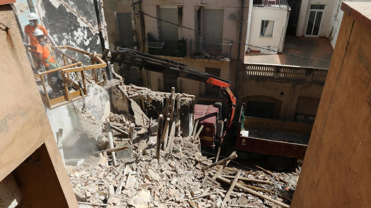 Imatge de la casa ensorrada al carrer de Sant Antoni.