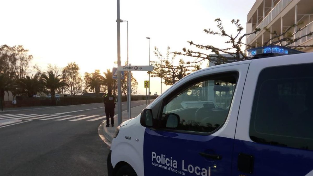 Imagen de archivo de un coche policial en Amposta.