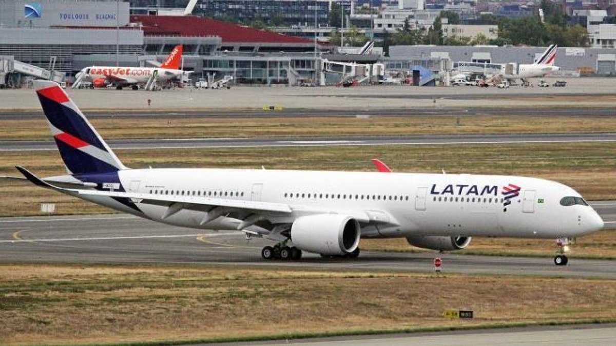 Imatge d'un avió de la companyia LATAM