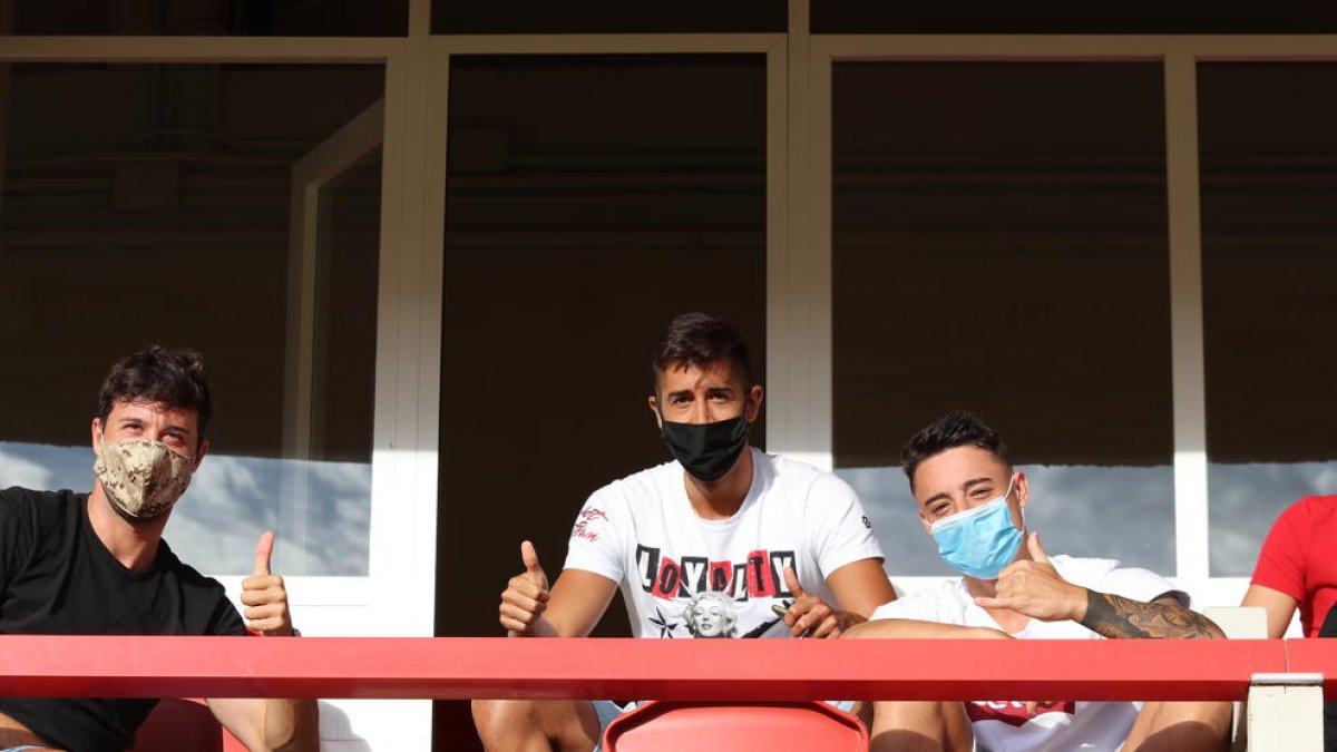 Pedro Martín, Gerard Oliva y Pol Ballesteros durante el día de ayer en el Nou Estadi.