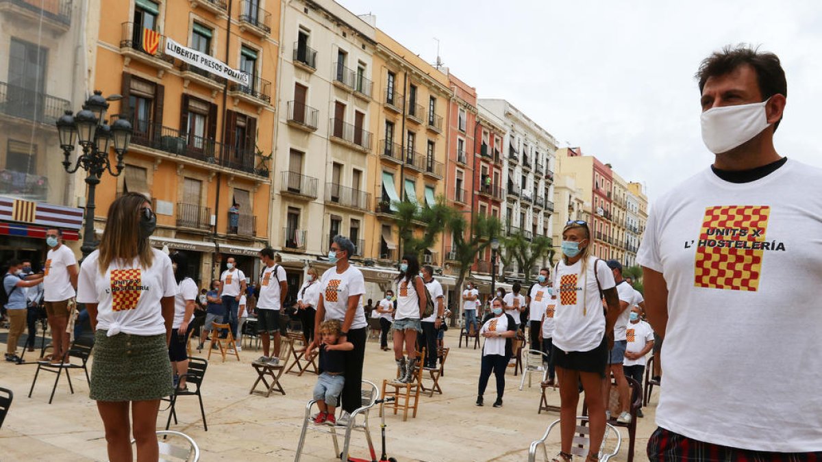 A la samarreta que portaven els restauradors, amb la bandera de Tarragona, s'hi podia llegir «Units per l'hostaleria».