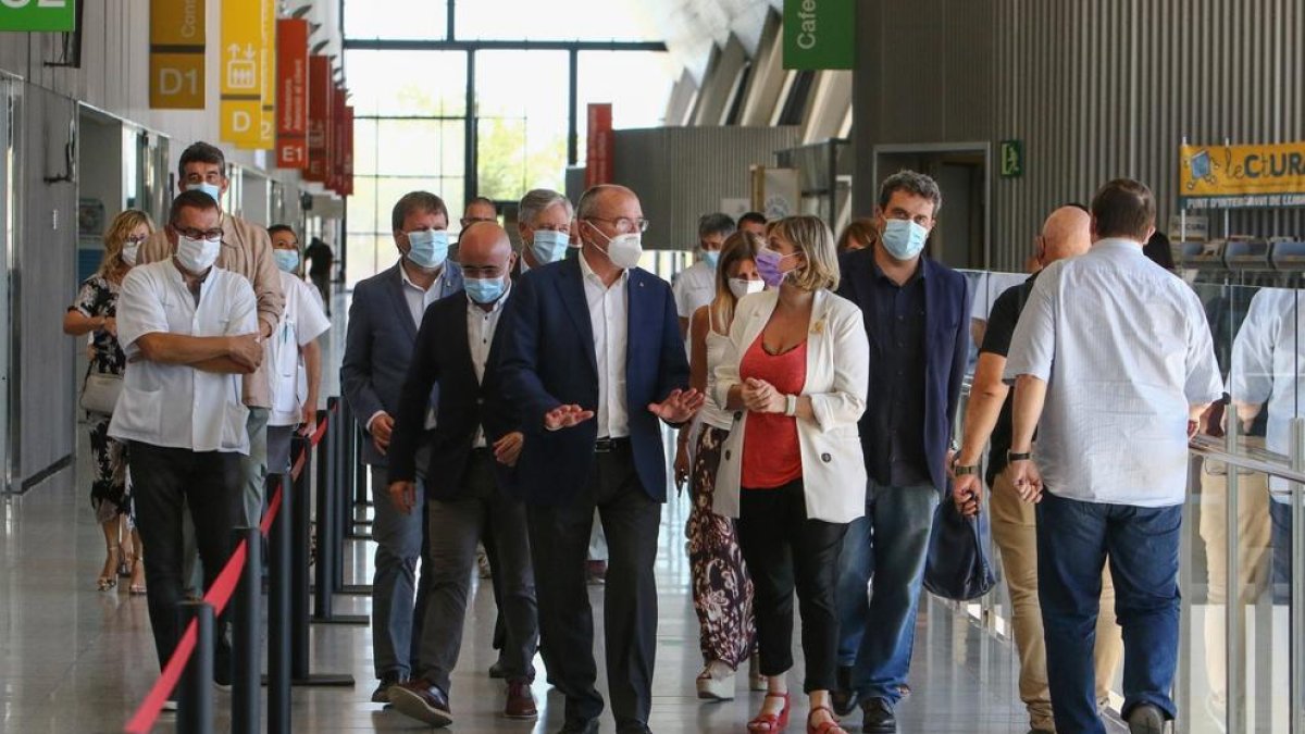 Vergés, en el centro, con el alcalde, el director del CatSalut y miembros del Hospital y el gobierno reusense.