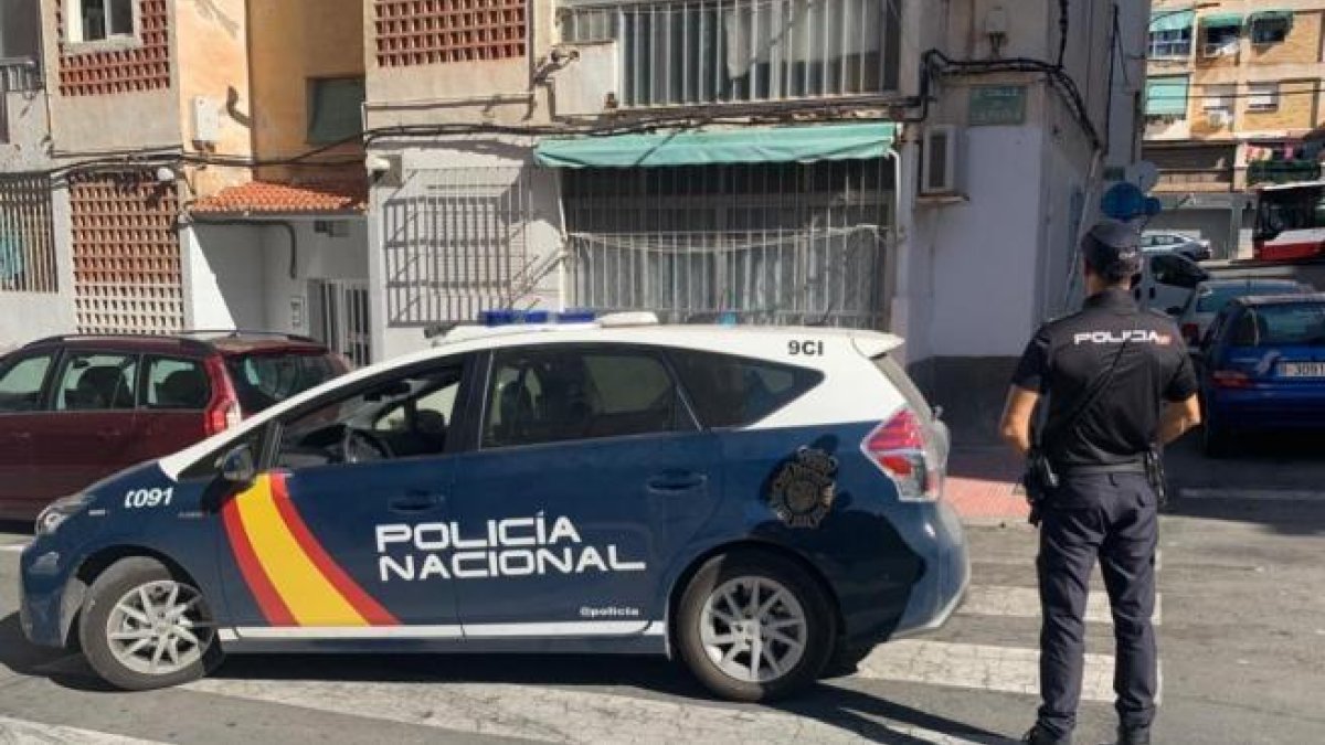 Agents de la Policia Nacional han detingut en el centre de València a un home de 45 anys com a presumpte autor d'un delicte d'amenaces