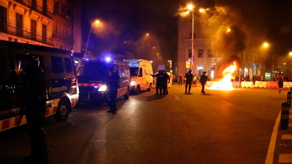 Diverses furgones dels Mossos i una ambulància al centre de Barcelona durant els aldarulls