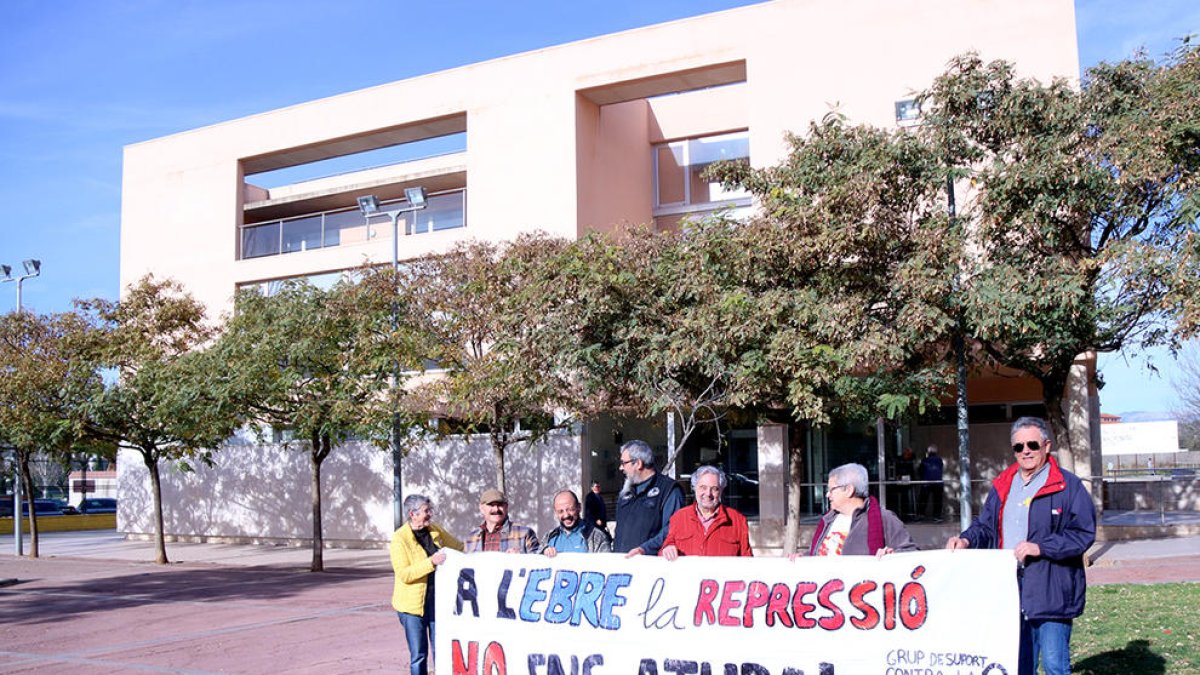 A las personas concentradas ante los juzgados de Amposta con una pancarta con el lema 'En el Ebro la represión no nos para