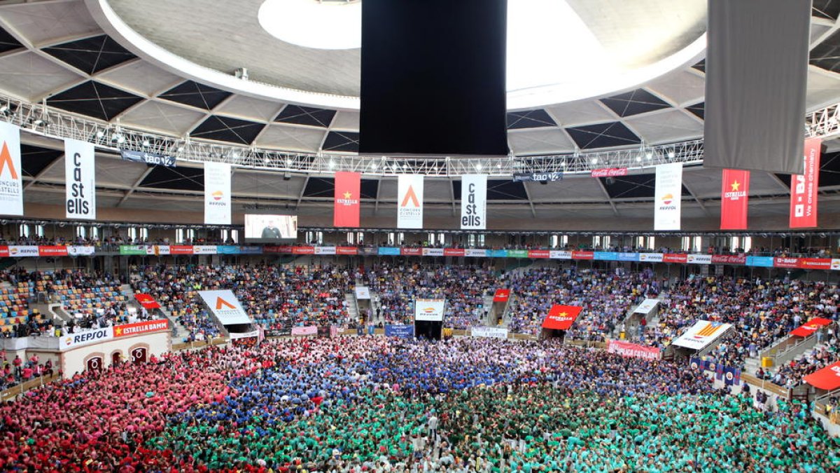 La Tàrraco Arena Plaça plena de gom a gom minuts abans de l'inici del Concurs de Castells de Tarragona
