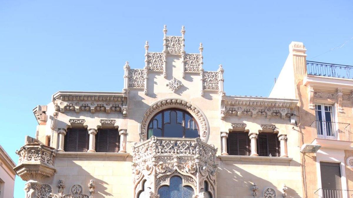 Pla general dels assistents que han participat en una de les visites organitzades per Reus Ocult a la plaça de Mercadal.