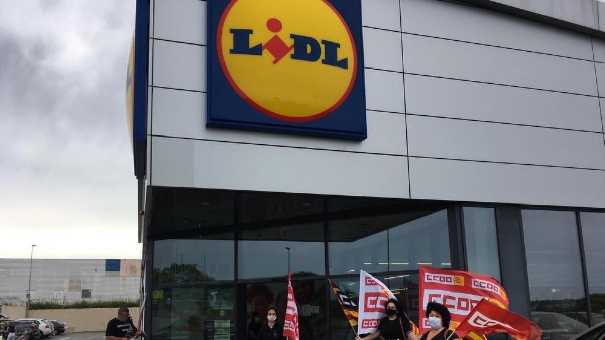 Algunos de los manifestantes en el exterior del supermercado de Les Gavarres.