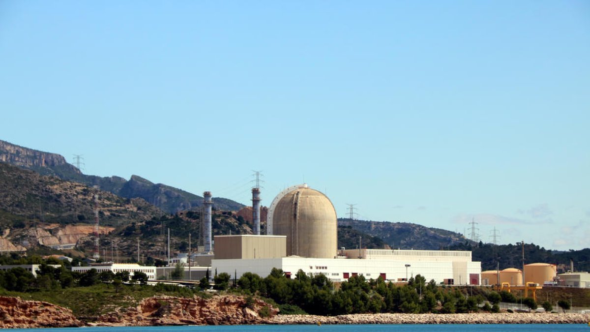 La central nuclear Vandellòs II des de la platja de l'Almadrava.