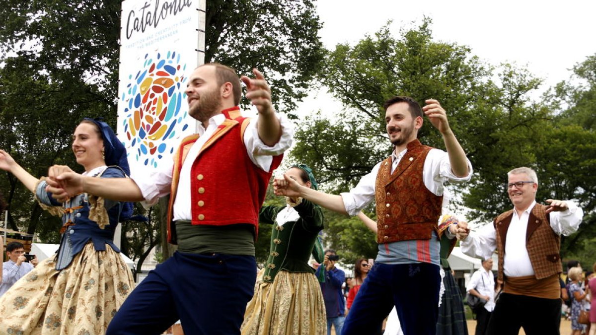 Un grupo danzante catalán bailando en la Almádena de Washington, durante el smithsoniana Folklife Festival.
