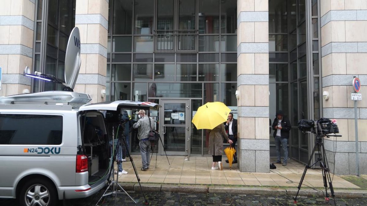 Periodistes a les portes del Departament de Justícia de Braunschweig.