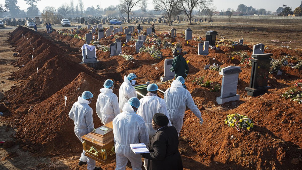 Entierro de una víctima de covid-19 en Sudáfrica.