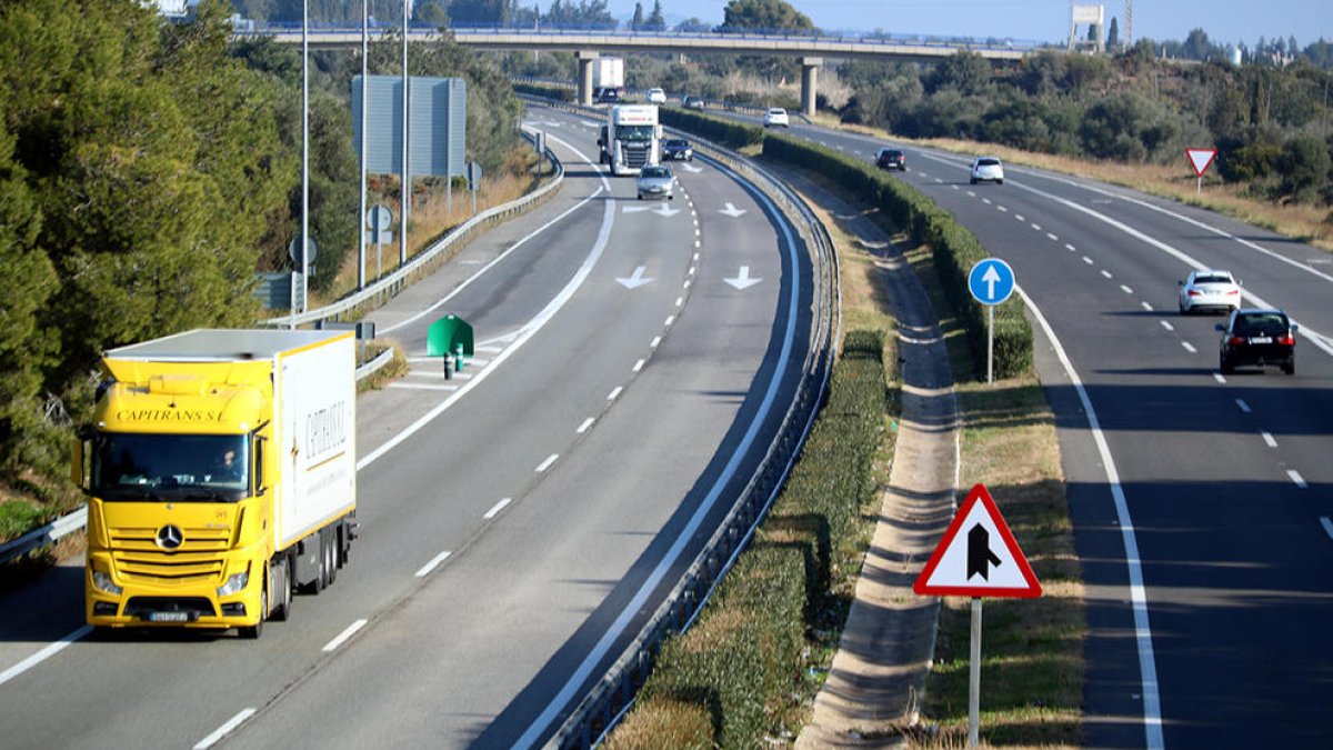 Diversos vehicles transitant l'AP-7, ja alliberada de peatges, al Baix Ebre.