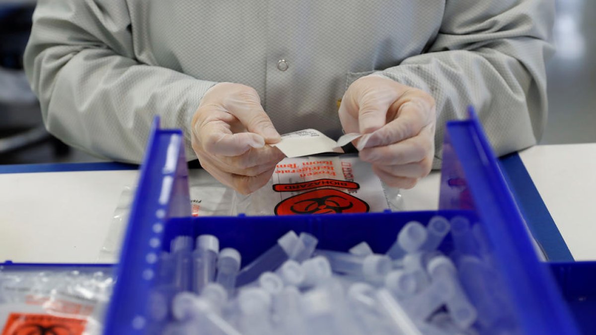 Un técnico monta kits de pruebas de coronavirus en una fábrica en California, en los EE.UU., el 26 de marzo de 2020.