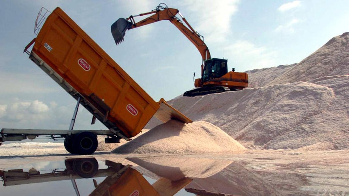 Imatge d'arxiu d'una excavadora durant recollida de la sal a les salines de la Trinitat.