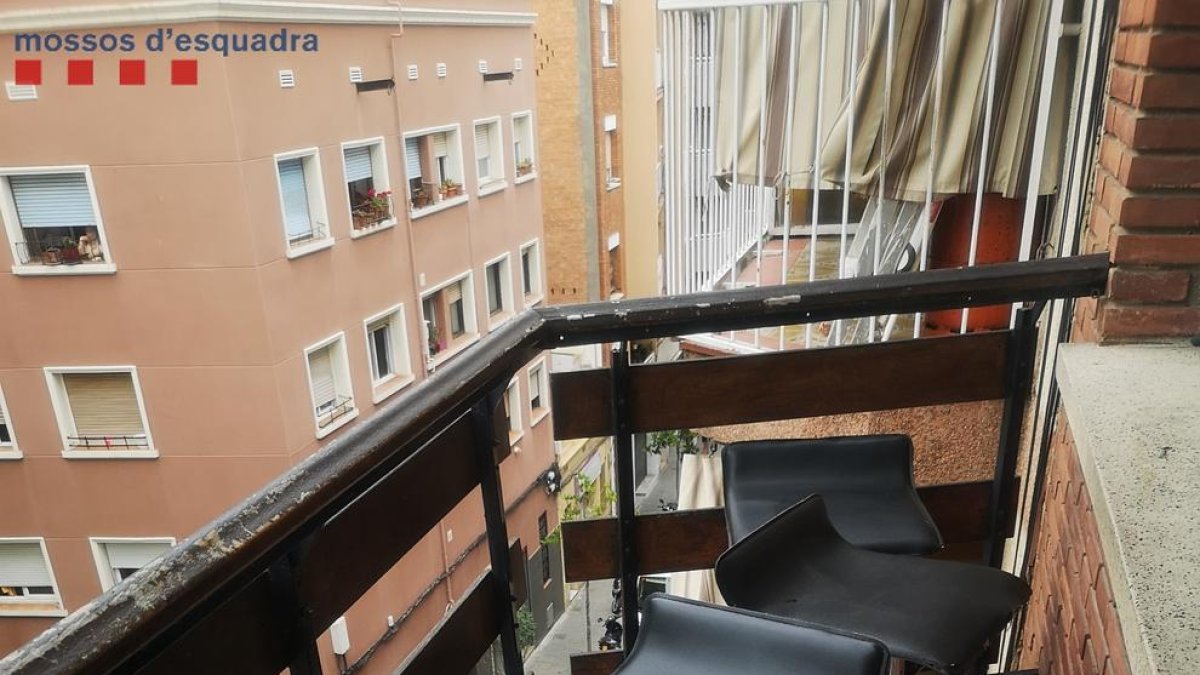 Imagen de los taburetes localizados en el balcón de la vivienda.