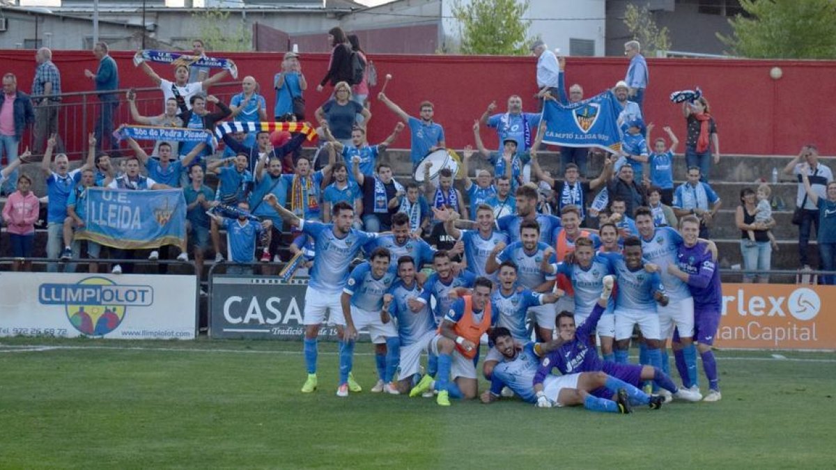 Los jugadores y aficionados de la Lleida en un partido.