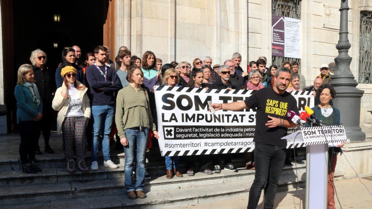 Pla obert del portaveu de la Plataforma Cel Net, Josep Maria Torres, en roda de premsa davant l'Ajuntament de Tarragona amb representants de les entitats que s'han adherit al manifest.