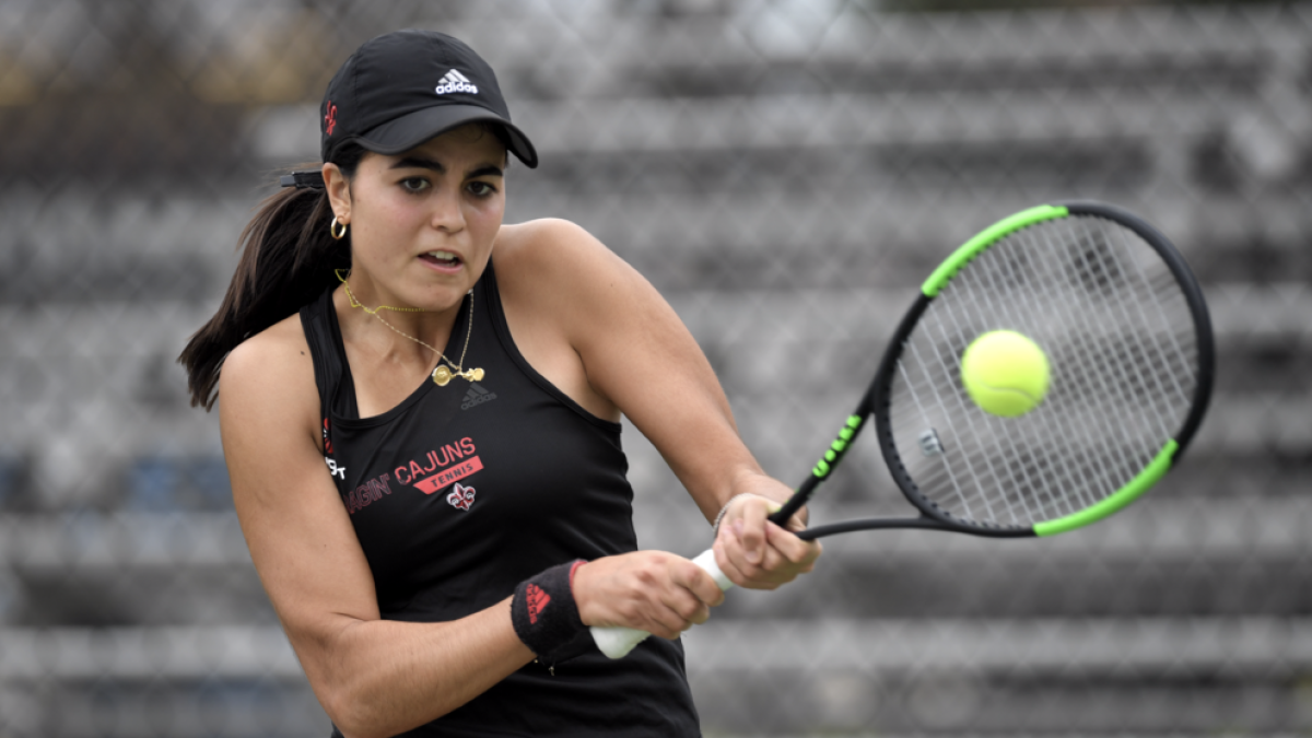 Mariona Pérez, jugando a tenis, en Lafayette (Louisiana).
