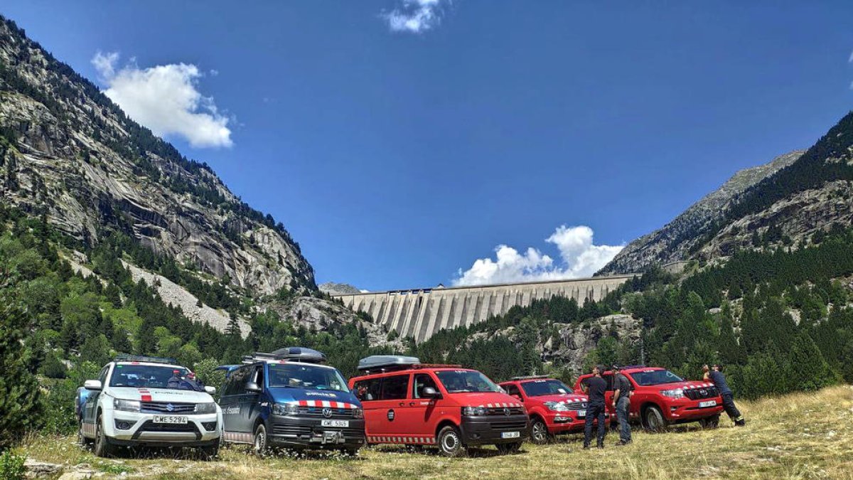 Cotxes de Bombers i Mossos en l'operatiu de recerca de l'excursionista a la Vall de Boí