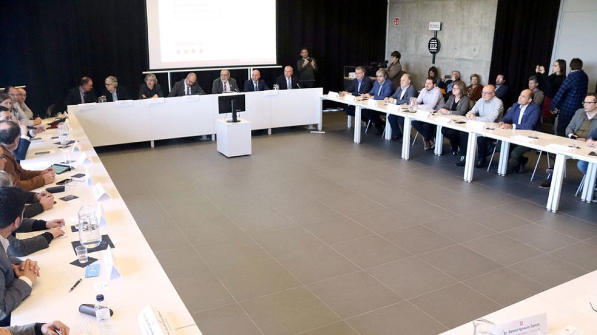 Reunió sobre la gestió d'accidents químics a l'edifici del 112 a Reus, aquest divendres 14 de febrer.