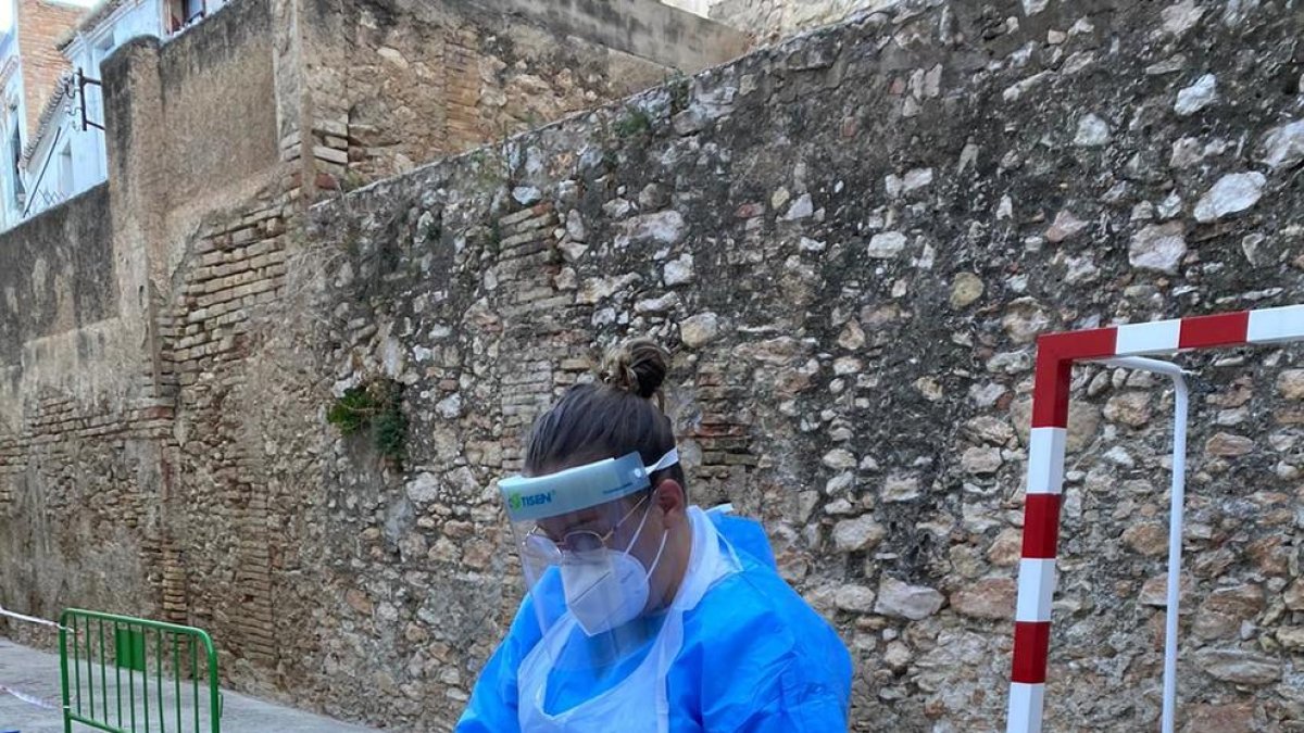 Una sanitaria durante el cribado en la Escuela Remolins de Tortosa.