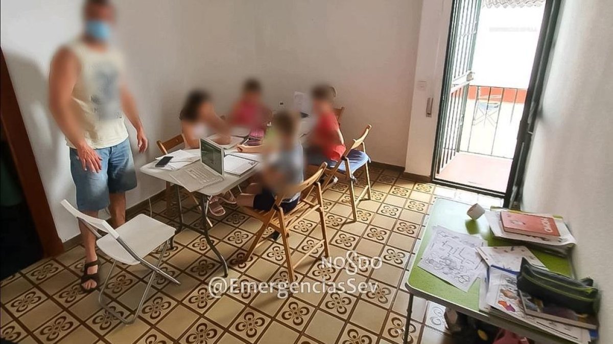 Imagen del interior de la guardería, con los niños sin ninguna protección.