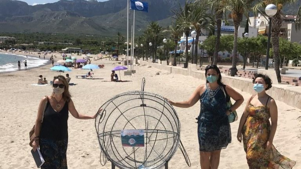 Imatge frontal de l'escultura que s'ha instal·lat a la platja de l'Arenal de l'Hospitalet de l'Infant.